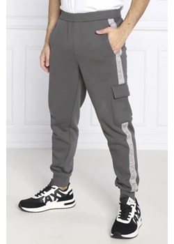 CALVIN KLEIN JEANS Spodnie dresowe LOGO TAPE | Regular Fit ze sklepu Gomez Fashion Store w kategorii Spodnie męskie - zdjęcie 172947924