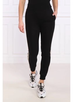 GUESS ACTIVE Spodnie dresowe BRITNEY | Regular Fit ze sklepu Gomez Fashion Store w kategorii Spodnie damskie - zdjęcie 172949180