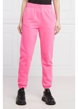 DKNY Sport Spodnie dresowe LAYERED | Regular Fit ze sklepu Gomez Fashion Store w kategorii Spodnie damskie - zdjęcie 172952261