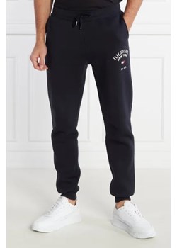 Tommy Hilfiger Spodnie dresowe | Regular Fit ze sklepu Gomez Fashion Store w kategorii Spodnie męskie - zdjęcie 172952374