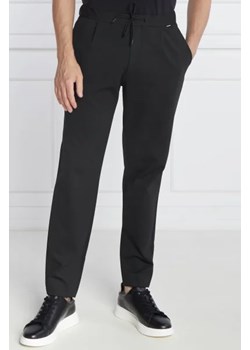 Calvin Klein Spodnie dresowe COMFORT KNIT PLEAT | Tapered fit ze sklepu Gomez Fashion Store w kategorii Spodnie męskie - zdjęcie 172954231