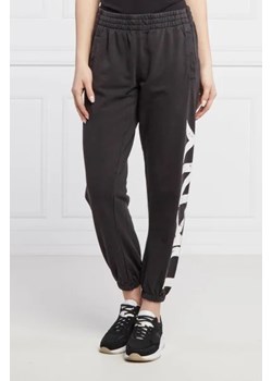 DKNY Sport Spodnie dresowe | Regular Fit ze sklepu Gomez Fashion Store w kategorii Spodnie damskie - zdjęcie 172955340