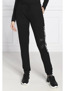CALVIN KLEIN JEANS Spodnie dresowe | Regular Fit ze sklepu Gomez Fashion Store w kategorii Spodnie damskie - zdjęcie 172956940