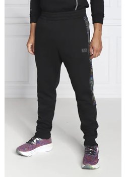 EA7 Spodnie dresowe | Regular Fit ze sklepu Gomez Fashion Store w kategorii Spodnie męskie - zdjęcie 172959821