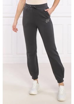 EA7 Spodnie dresowe | Regular Fit ze sklepu Gomez Fashion Store w kategorii Spodnie damskie - zdjęcie 172960062