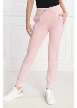 GUESS ACTIVE Spodnie dresowe | Regular Fit ze sklepu Gomez Fashion Store w kategorii Spodnie damskie - zdjęcie 172960681