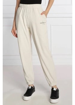 CALVIN KLEIN JEANS Spodnie dresowe | Relaxed fit ze sklepu Gomez Fashion Store w kategorii Spodnie damskie - zdjęcie 172963313
