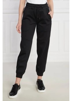 CALVIN KLEIN JEANS Spodnie dresowe JOG | Regular Fit ze sklepu Gomez Fashion Store w kategorii Spodnie damskie - zdjęcie 172963563