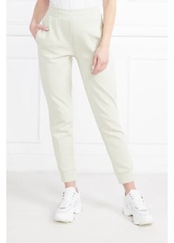 Calvin Klein Spodnie dresowe | Regular Fit ze sklepu Gomez Fashion Store w kategorii Spodnie damskie - zdjęcie 172963571