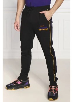 BOSS ORANGE Spodnie dresowe BOSS X NBA Slamdunk2 | Regular Fit ze sklepu Gomez Fashion Store w kategorii Spodnie męskie - zdjęcie 172963690