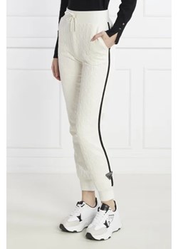 GUESS ACTIVE Spodnie dresowe CHERI | Regular Fit ze sklepu Gomez Fashion Store w kategorii Spodnie damskie - zdjęcie 172964910