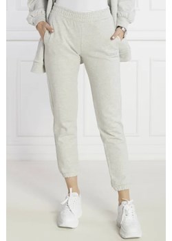 GUESS ACTIVE Spodnie dresowe ELEANORA | Regular Fit ze sklepu Gomez Fashion Store w kategorii Spodnie damskie - zdjęcie 172965570
