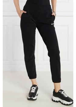 GUESS ACTIVE Spodnie dresowe ELEANORA | Regular Fit ze sklepu Gomez Fashion Store w kategorii Spodnie damskie - zdjęcie 172965932