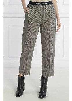 Tommy Hilfiger Spodnie chino | Regular Fit ze sklepu Gomez Fashion Store w kategorii Spodnie damskie - zdjęcie 172966173