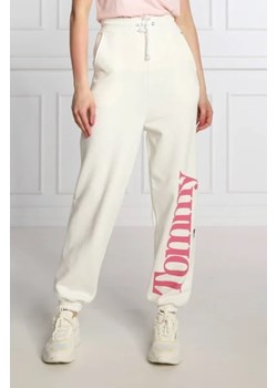 Tommy Jeans Spodnie dresowe | Regular Fit ze sklepu Gomez Fashion Store w kategorii Spodnie damskie - zdjęcie 172970034