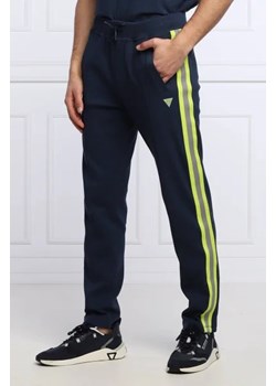 GUESS ACTIVE Spodnie dresowe RUSSELL | Regular Fit ze sklepu Gomez Fashion Store w kategorii Spodnie męskie - zdjęcie 172970261