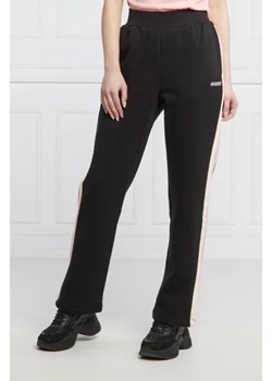 GUESS ACTIVE Spodnie dresowe BRANDIE | Relaxed fit ze sklepu Gomez Fashion Store w kategorii Spodnie damskie - zdjęcie 172970733