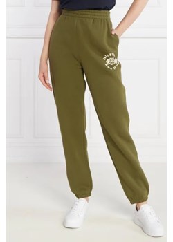 Tommy Hilfiger Spodnie dresowe VARSITY FLOCK | Relaxed fit ze sklepu Gomez Fashion Store w kategorii Spodnie damskie - zdjęcie 172973763