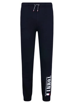 Tommy Hilfiger Spodnie dresowe | Regular Fit ze sklepu Gomez Fashion Store w kategorii Spodnie chłopięce - zdjęcie 172974211
