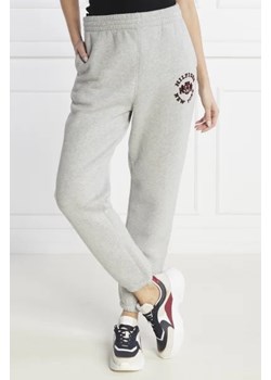 Tommy Hilfiger Spodnie dresowe VARSITY FLOCK | Relaxed fit ze sklepu Gomez Fashion Store w kategorii Spodnie damskie - zdjęcie 172976552