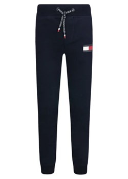 Tommy Hilfiger Spodnie dresowe | Regular Fit ze sklepu Gomez Fashion Store w kategorii Spodnie chłopięce - zdjęcie 172980573