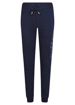 Tommy Hilfiger Spodnie dresowe | Regular Fit ze sklepu Gomez Fashion Store w kategorii Spodnie chłopięce - zdjęcie 172981012