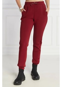 GUESS ACTIVE Spodnie dresowe ALLIE | Regular Fit ze sklepu Gomez Fashion Store w kategorii Spodnie damskie - zdjęcie 172981523