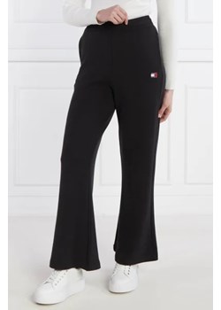 Tommy Jeans Spodnie dresowe BADGE WIDE EXT | flare fit ze sklepu Gomez Fashion Store w kategorii Spodnie damskie - zdjęcie 172981701