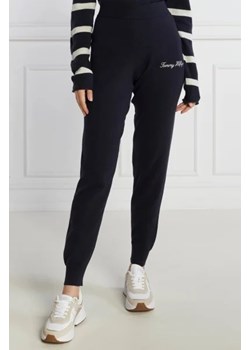 Tommy Hilfiger Spodnie dresowe SCRIPT GRAPHIC | Regular Fit ze sklepu Gomez Fashion Store w kategorii Spodnie damskie - zdjęcie 172985633
