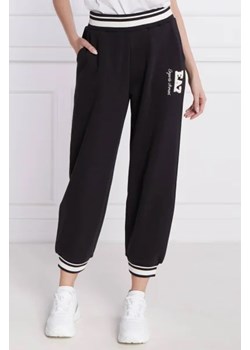 EA7 Spodnie dresowe | Loose fit ze sklepu Gomez Fashion Store w kategorii Spodnie damskie - zdjęcie 172988983