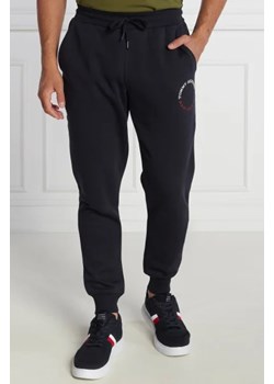 Tommy Hilfiger Spodnie dresowe MONOTYPE ROUNDALL | Regular Fit ze sklepu Gomez Fashion Store w kategorii Spodnie męskie - zdjęcie 172989821