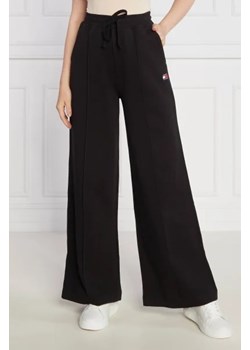 Tommy Jeans Spodnie dresowe TJW XS BADGE STRT LEG | flare fit ze sklepu Gomez Fashion Store w kategorii Spodnie damskie - zdjęcie 172990273