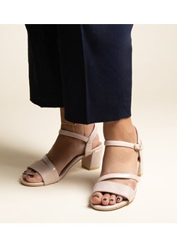 Beżowe sandały z polaczeniem materiałów Hambly ze sklepu gemre w kategorii Sandały damskie - zdjęcie 173000704