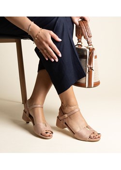 Ciemnobeżowe sandały na niskim obcasie z klamerką Horner ze sklepu gemre w kategorii Sandały damskie - zdjęcie 173000763