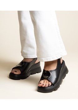 Czarne sandały na koturnie z klamerką Bayley ze sklepu gemre w kategorii Sandały damskie - zdjęcie 173000800