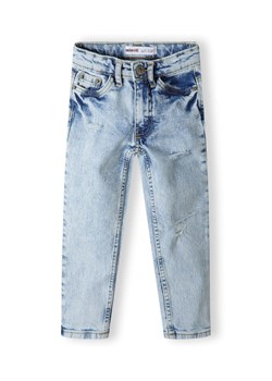 Jasnoniebieskie spodnie jeansowe z przetarciami dla chłopca ze sklepu 5.10.15 w kategorii Spodnie chłopięce - zdjęcie 173013264