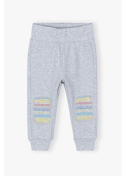 Spodnie dresowe niemowlęce z łatami w nordycki wzór - szare ze sklepu 5.10.15 w kategorii Spodnie i półśpiochy - zdjęcie 173013404