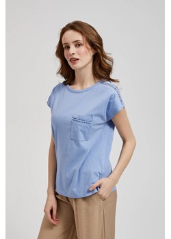 Bluzka z kieszonką błękitna ze sklepu Moodo.pl w kategorii Bluzki damskie - zdjęcie 173014892