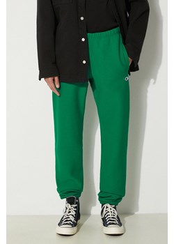 Champion spodnie męskie kolor zielony z aplikacją 216540 ze sklepu PRM w kategorii Spodnie męskie - zdjęcie 173015341