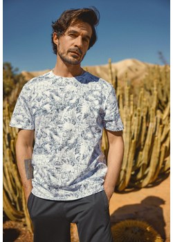 Biała Koszulka z Bawełny w Abstrakcyjny Print Laeliana ze sklepu Born2be Odzież w kategorii T-shirty męskie - zdjęcie 173020380