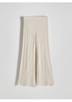 Reserved - Spodnie flare ze strukturalnej dzianiny - złamana biel ze sklepu Reserved w kategorii Spodnie damskie - zdjęcie 173028090