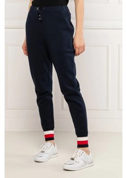 Tommy Hilfiger Spodnie dresowe HERITAGE | Regular Fit ze sklepu Gomez Fashion Store w kategorii Spodnie damskie - zdjęcie 173115330