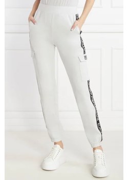 EA7 Spodnie dresowe | Regular Fit ze sklepu Gomez Fashion Store w kategorii Spodnie damskie - zdjęcie 173115442