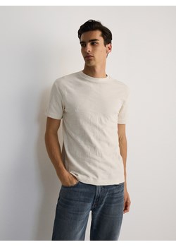 Reserved - Strukturalny t-shirt comfort fit - złamana biel ze sklepu Reserved w kategorii T-shirty męskie - zdjęcie 173117441