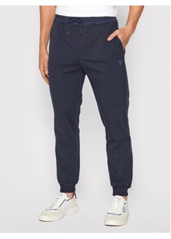 Guess Spodnie dresowe Z2RB14 K6ZS1 Granatowy Regular Fit ze sklepu MODIVO w kategorii Spodnie męskie - zdjęcie 173120172