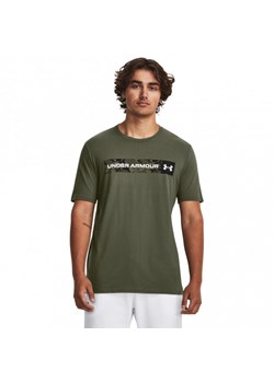Męski t-shirt z nadrukiem Under Armour UA Camo Chest Stripe SS - zielony ze sklepu Sportstylestory.com w kategorii T-shirty męskie - zdjęcie 173134482