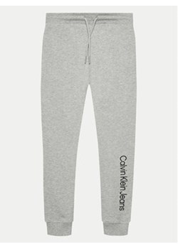 Calvin Klein Jeans Spodnie dresowe IU0IU00604 Szary Regular Fit ze sklepu MODIVO w kategorii Spodnie chłopięce - zdjęcie 173138933