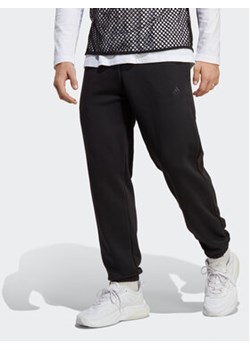 adidas Spodnie dresowe ALL SZN IC9770 Czarny Regular Fit ze sklepu MODIVO w kategorii Spodnie męskie - zdjęcie 173139030