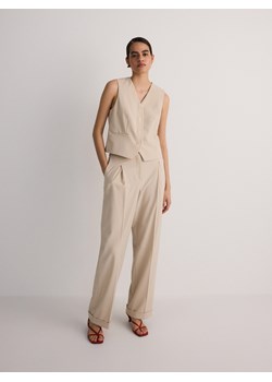 Reserved - Garniturowe spodnie w kant - beżowy ze sklepu Reserved w kategorii Spodnie damskie - zdjęcie 173139684