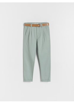 Reserved - Strukturalne spodnie chino z paskiem - jasnozielony ze sklepu Reserved w kategorii Spodnie chłopięce - zdjęcie 173140131
